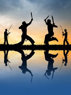 草地上跳卡波卫勒舞的人剪影图片