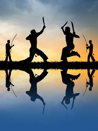 草地上跳卡波卫勒舞的人剪影图片