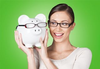 手拿储钱罐金币货币 理财保障商务金融财富增长主题