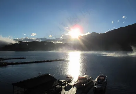高山湖水图片 高山湖水图片