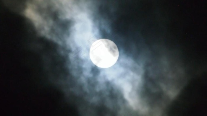 实拍黑夜乌云下的月亮视频素材