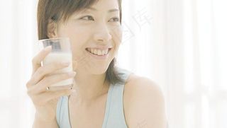 美女喝牛奶图片