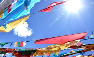 米拉山口的经幡图片