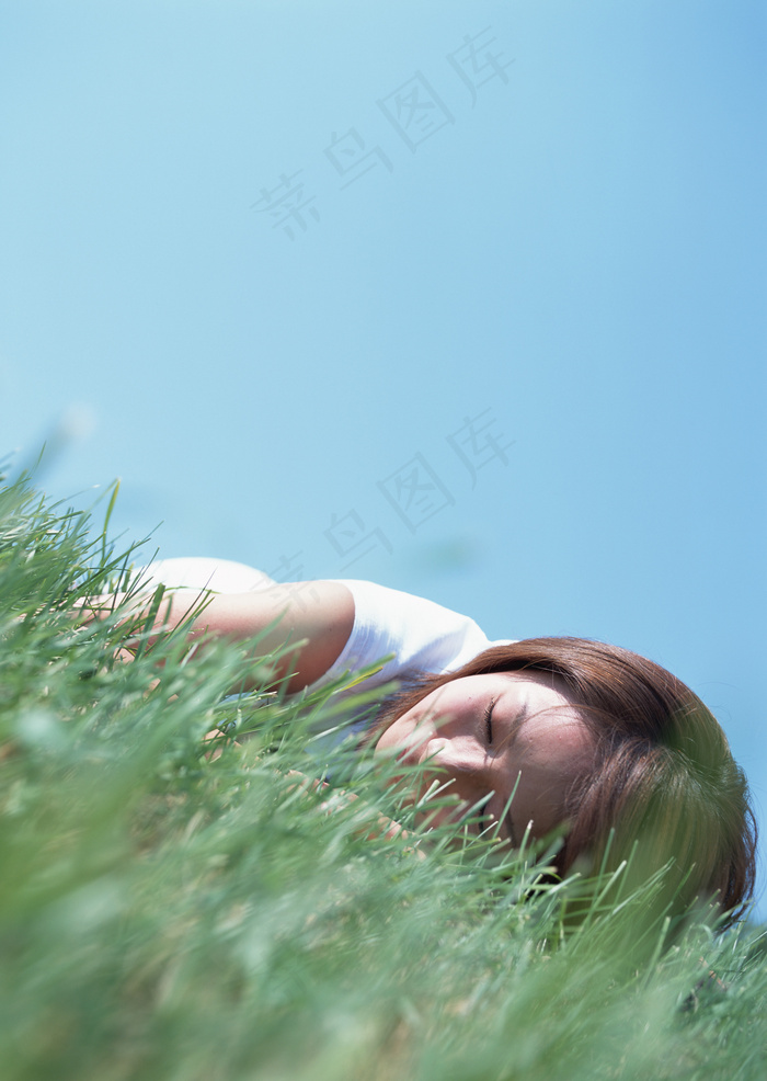 趴在草地上睡觉的美女图片