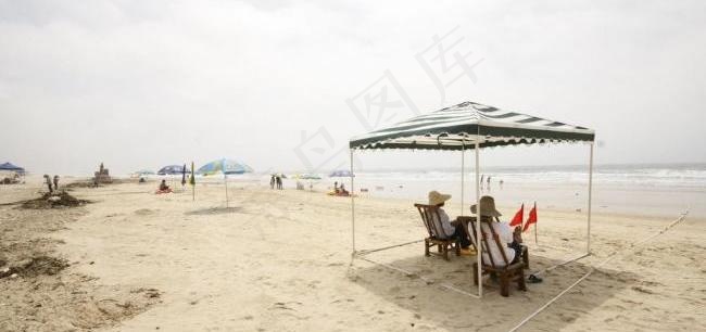 阳江闸坡大角湾的海滩的救生员图片