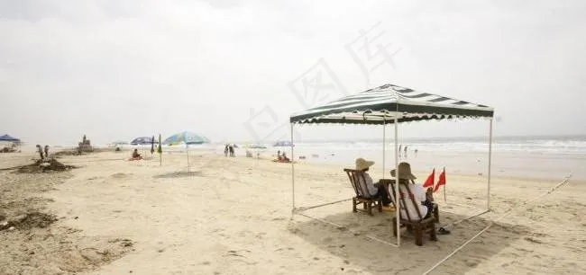 阳江闸坡大角湾的海滩的救生员图片