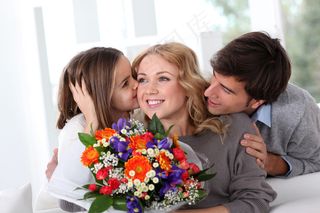 母亲节送花给妈妈的外国宝宝图片