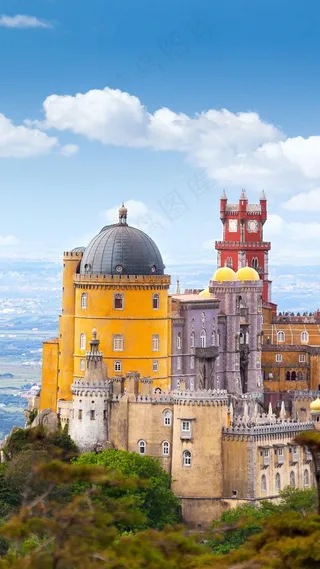 山顶上的黄色城堡高清摄影图片