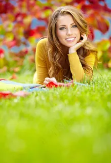 趴在草地上的美女图片