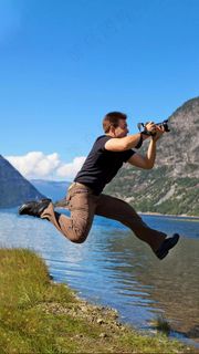 跳起来拍照的人高清摄影图片