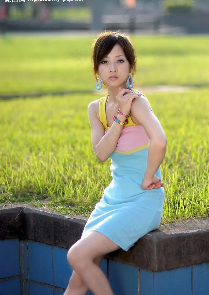 湾网络人气美女果子MM三色裙图片