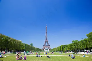 草地上的人物与铁塔图片