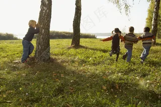 草地上玩耍的儿童图片