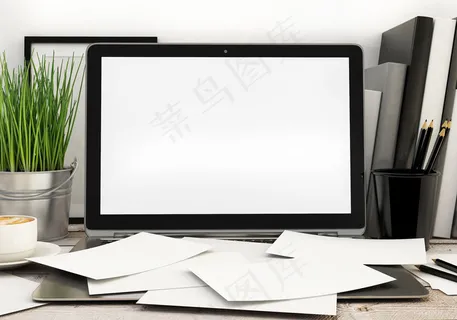 书桌上的笔记本电脑