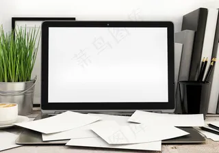书桌上的笔记本电脑