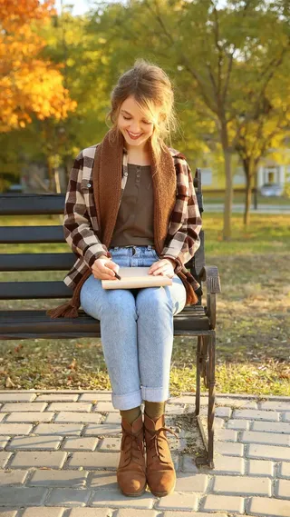 坐在椅子上戴着围巾的外国美女