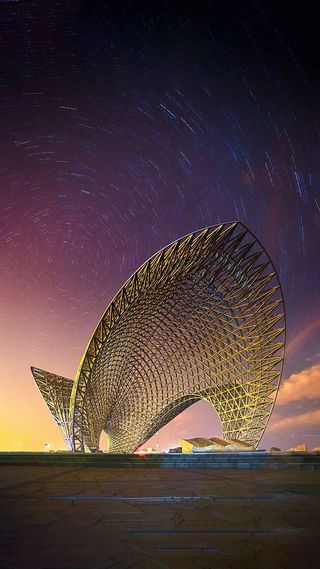 延时拍摄星空下的奇特建筑高清摄影图片