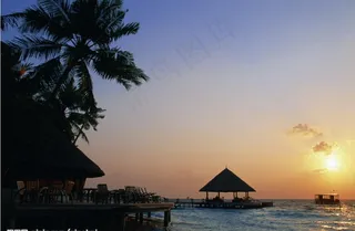 夕阳下度假村图片