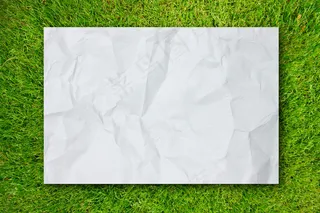 草地上的纸张背景图片