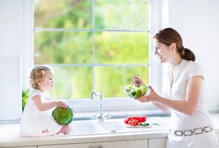 厨师装扮的大人小孩烹饪美食健康家庭情侣亲子素材