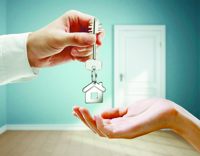 传递别墅锁匙的商务男女手