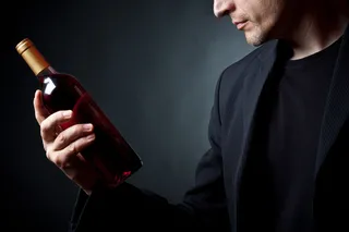 男士手中红酒图片