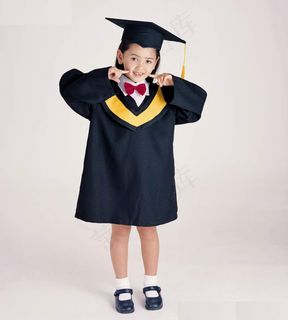学士服小女孩