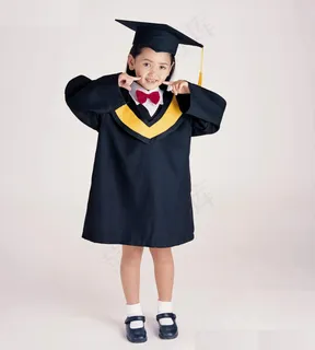 学士服小女孩