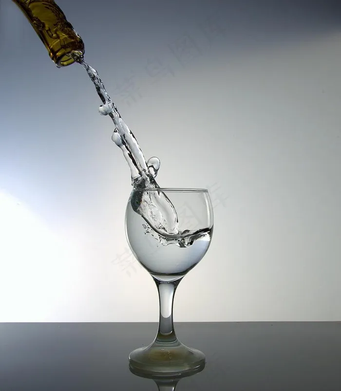 斟酒酒水飞溅图片