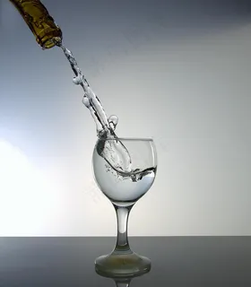 斟酒酒水飞溅图片 斟酒酒水飞溅图片