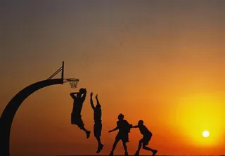 黄昏的篮球赛图片