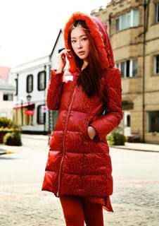 红色羽绒服图片