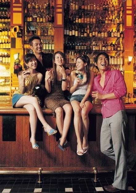 酒吧男女图片