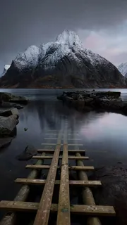 雪山下的湖泊高清摄影图片