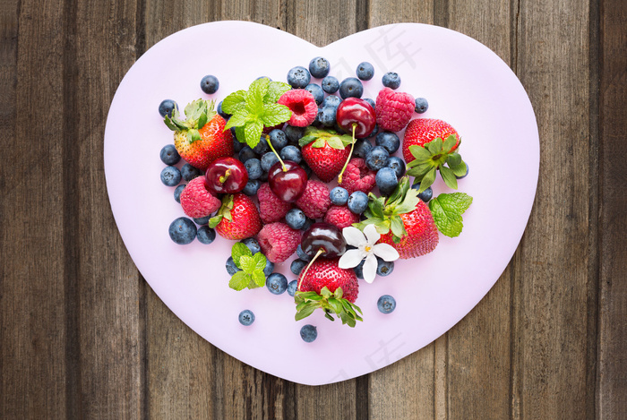 心形餐盘里的浆果