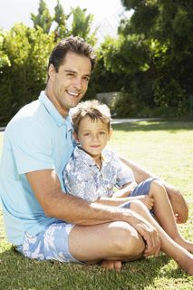 坐在草地上的父子俩图片