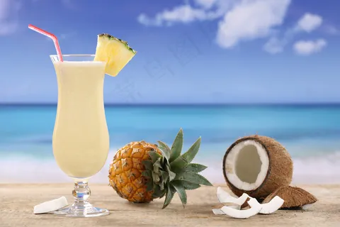 海滩上的椰子鸡尾酒 海滩上的椰子鸡尾酒