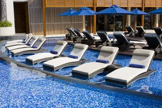 游泳池遮阳伞躺椅