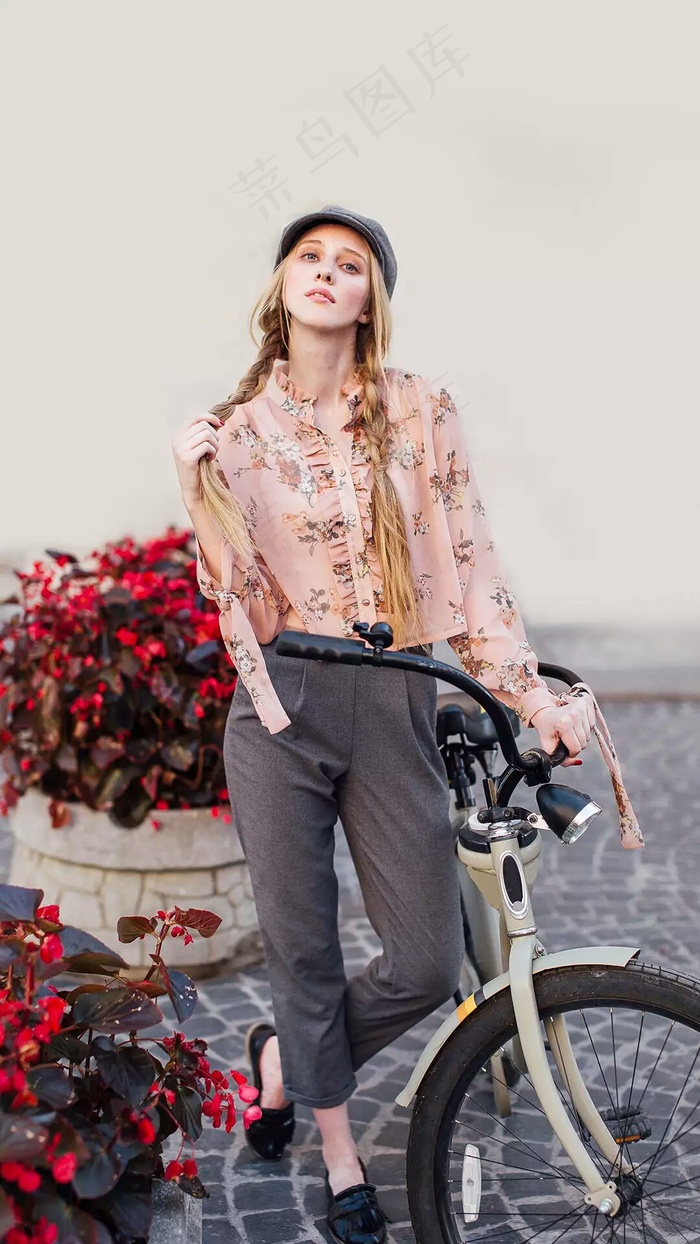 手扶自行车戴帽子的外国美女高清摄影图片