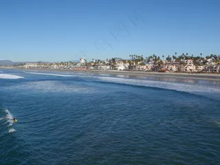 大海 沙滩 白色房子 海滨小城图片