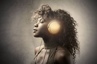 戴着耳机听音乐的黑人美女