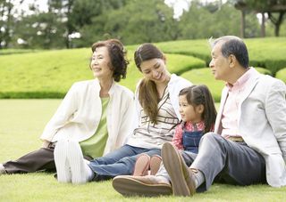 坐在草地上的一家人图片