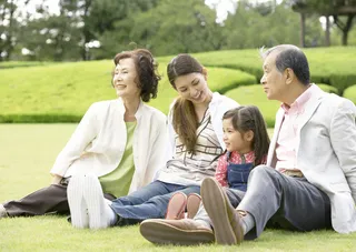 坐在草地上的一家人图片