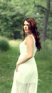 穿白色长裙在树林的外国美女高清摄影图片