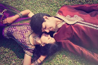 睡在草地上的印度情侣图片