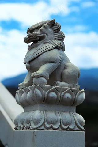 蓝色背景的石狮子