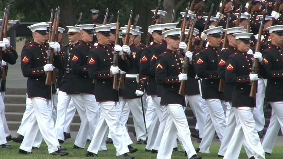 军队行进在阿灵顿国家公墓2股票的录...