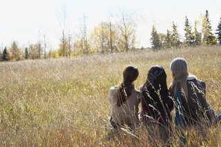 坐在草地上的美女图片