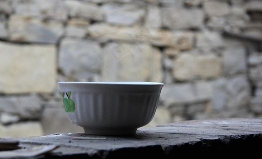 窗台上的碗图片