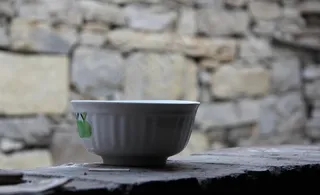 窗台上的碗图片